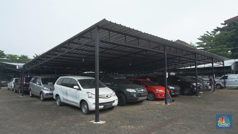 Gudang penyimpanan kendaraan Mobil PT Pegadaian, Jakarta Timur, Selasa, 19/5/20. Sejak bulan Maret sampai bulan Mei 2020 menggadaikan kendaraan mengalami kenaikan yang signifikan akibatkan pandemi virus Corona. (CNBC Indonesia/Trisusilo))