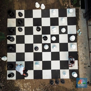 Ngabuburit Unik di Era Pandemi Covid-19: Main Catur Raksasa!