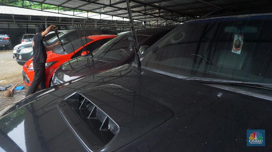 Gudang penyimpanan kendaraan Mobil PT Pegadaian, Jakarta Timur, Selasa, 19/5/20. Sejak bulan Maret sampai bulan Mei 2020 menggadaikan kendaraan mengalami kenaikan yang signifikan akibatkan pandemi virus Corona. (CNBC Indonesia/Trisusilo))