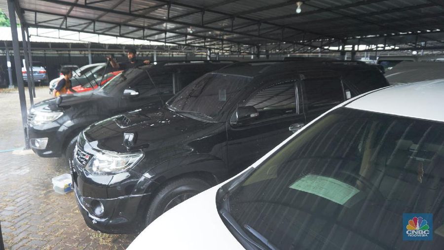 Gudang penyimpanan kendaraan Mobil PT Pegadaian, Jakarta Timur, Selasa, 19/5/20. Sejak bulan Maret sampai bulan Mei 2020 menggadaikan kendaraan mengalami kenaikan yang signifikan akibatkan pandemi virus Corona. (CNBC Indonesia/Trisusilo))
