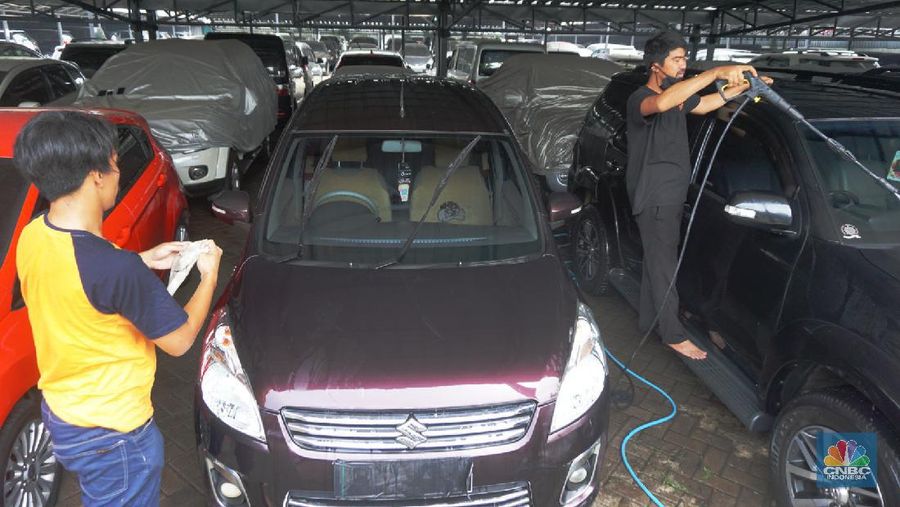 Gudang penyimpanan kendaraan Mobil PT Pegadaian, Jakarta Timur, Selasa, 19/5/20. Sejak bulan Maret sampai bulan Mei 2020 menggadaikan kendaraan mengalami kenaikan yang signifikan akibatkan pandemi virus Corona. (CNBC Indonesia/Trisusilo))