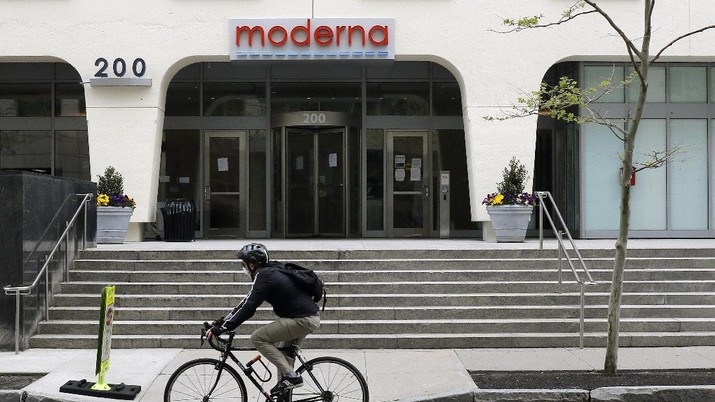 A sign marks an entrance to a Moderna, Inc., building, Monday, May 18, 2020, in Cambridge, Mass. Moderna announced Monday, May 18, 2020, that an experimental vaccine against the coronavirus showed encouraging results in very early testing, triggering hoped-for immune responses in eight healthy, middle-aged volunteers.(AP Photo/Bill Sikes)