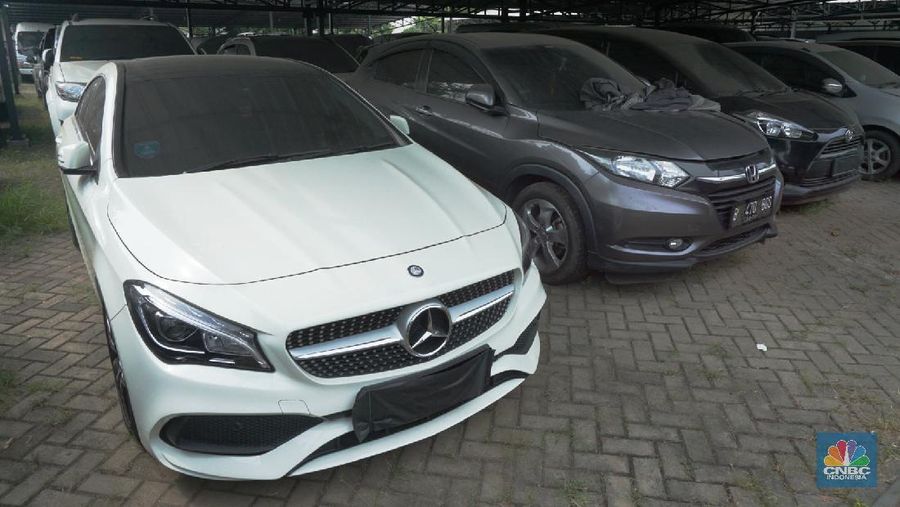 Gudang penyimpanan kendaraan Mobil PT Pegadaian, Jakarta Timur, Selasa, 19/5/20. Sejak bulan Maret sampai bulan Mei 2020 menggadaikan kendaraan mengalami kenaikan yang signifikan akibatkan pandemi virus Corona. (CNBC Indonesia/Trisusilo))