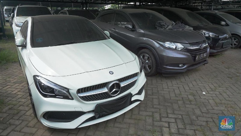 Gudang penyimpanan kendaraan Mobil PT Pegadaian, Jakarta Timur, Selasa, 19/5/20. Sejak bulan Maret sampai bulan Mei 2020 menggadaikan kendaraan mengalami kenaikan yang signifikan akibatkan pandemi virus Corona. (CNBC Indonesia/Trisusilo))