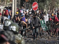 Lapar, Warga Miskin Chile Bentrok di Tengah Lockdown