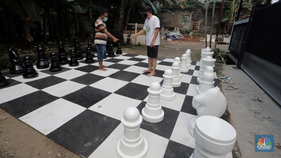 Warga bermain catur raksasa di Pondok Betung, Tangerang Selatan, Banten, Indonesia, Selasa (19/5/2020). Hal itu guna mengisi kegiatan jelang berbuka puasa sekaligus berolahraga di tengah pandemi COVID-19. (CNBC Indonesia/ Andrean Kristianto)