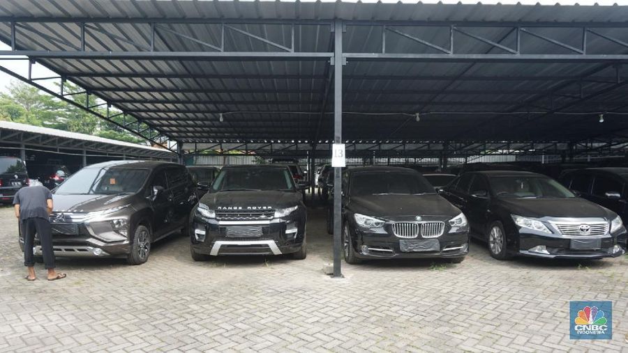 Gudang penyimpanan kendaraan Mobil PT Pegadaian, Jakarta Timur, Selasa, 19/5/20. Sejak bulan Maret sampai bulan Mei 2020 menggadaikan kendaraan mengalami kenaikan yang signifikan akibatkan pandemi virus Corona. (CNBC Indonesia/Trisusilo))