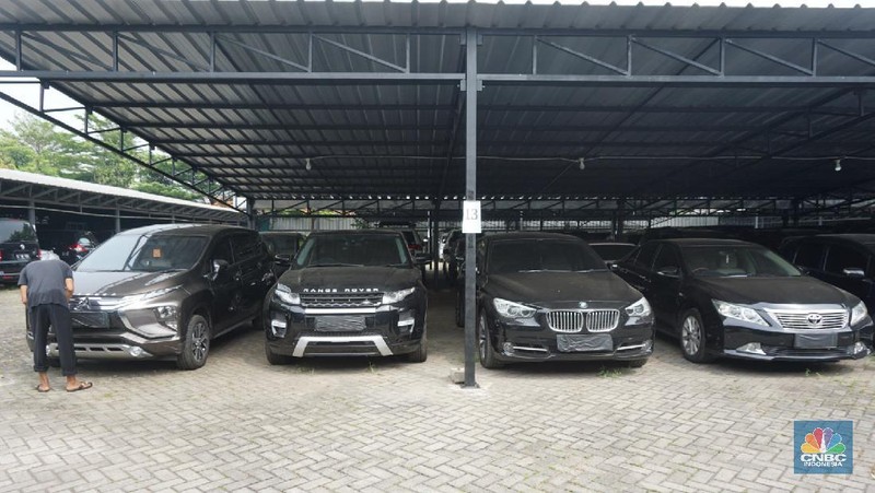 Gudang penyimpanan kendaraan Mobil PT Pegadaian, Jakarta Timur, Selasa, 19/5/20. Sejak bulan Maret sampai bulan Mei 2020 menggadaikan kendaraan mengalami kenaikan yang signifikan akibatkan pandemi virus Corona. (CNBC Indonesia/Trisusilo))