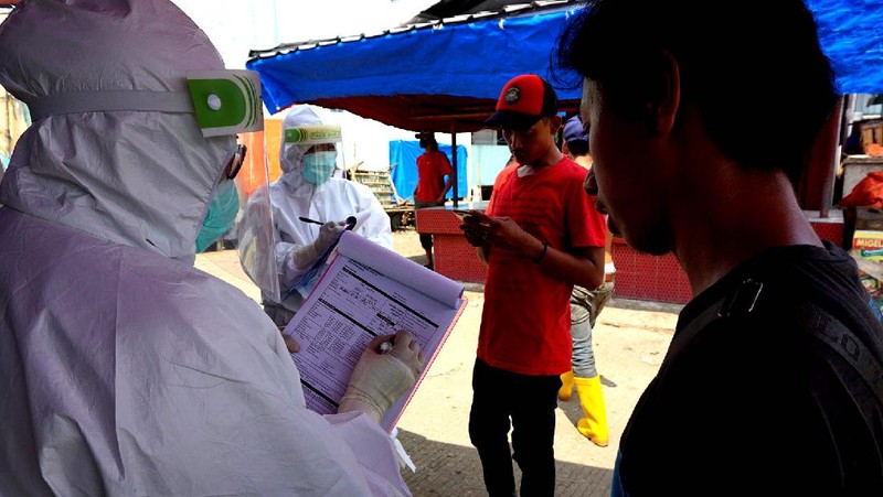 Tidak Pakai Masker, Pedagang di Pasar Langsung di Swab Test (վ/Muhammad Sabki)