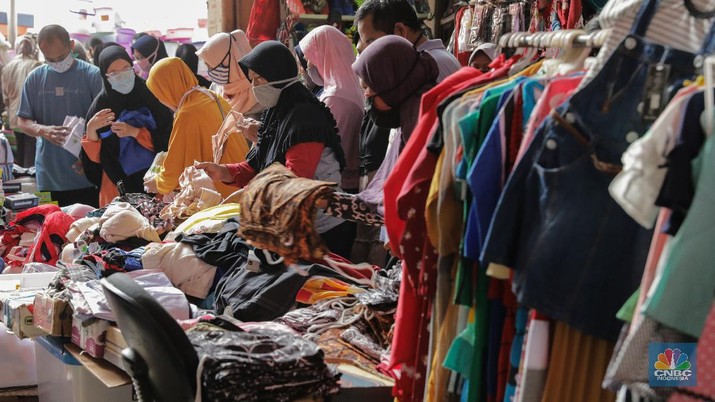 Pasar Kebayoran Lama saat PSBB Jakarta Warga berbelanja kebutuhan pangan di Pasar Kebayoran Lama, Jakarta, Rabu (20/5/2020). Warga mulai ramai berbelanja langsung di sejumlah pasar tradisional menambah stok kebutuhan pangan jelang Lebaran. Pemerintah Provinsi DKI Jakarta kembali memperpanjang penerapan pembatasan sosial berskala besar ( PSBB) hingga 4 Juni 2020 untuk mengontrol penyebaran Covid-19. (CNBC Indonesia/ Andrean Kristianto)