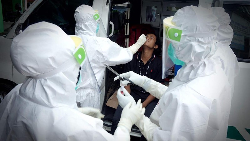Tidak Pakai Masker, Pedagang di Pasar Langsung di Swab Test (վ/Muhammad Sabki)