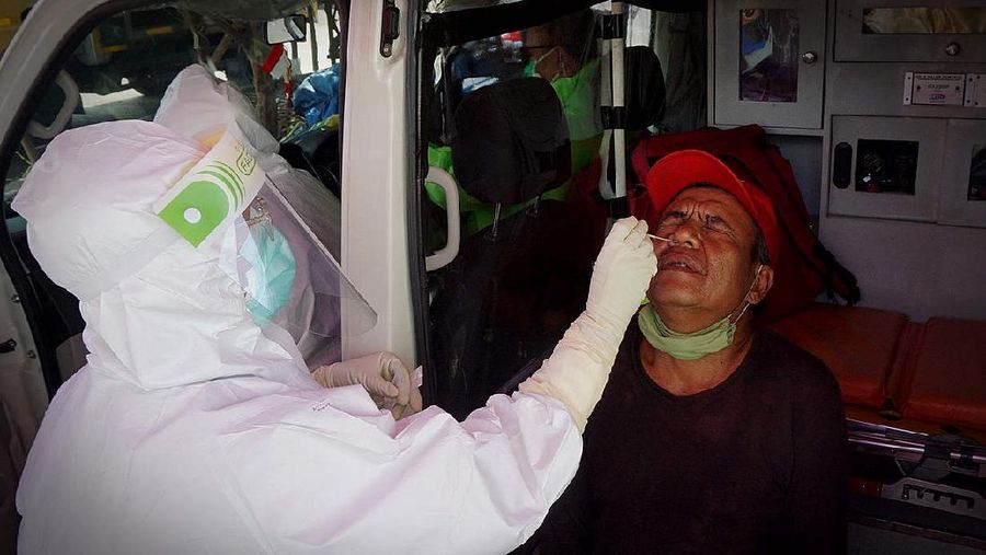 Tidak Pakai Masker, Pedagang di Pasar Langsung di Swab Test (CNBC Indonesia/Muhammad Sabki)