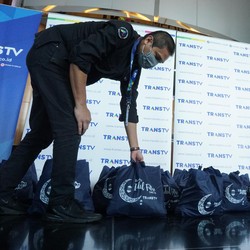 Peduli Warga Sekitar, Trans TV Bagikan Ratusan Paket Sembako