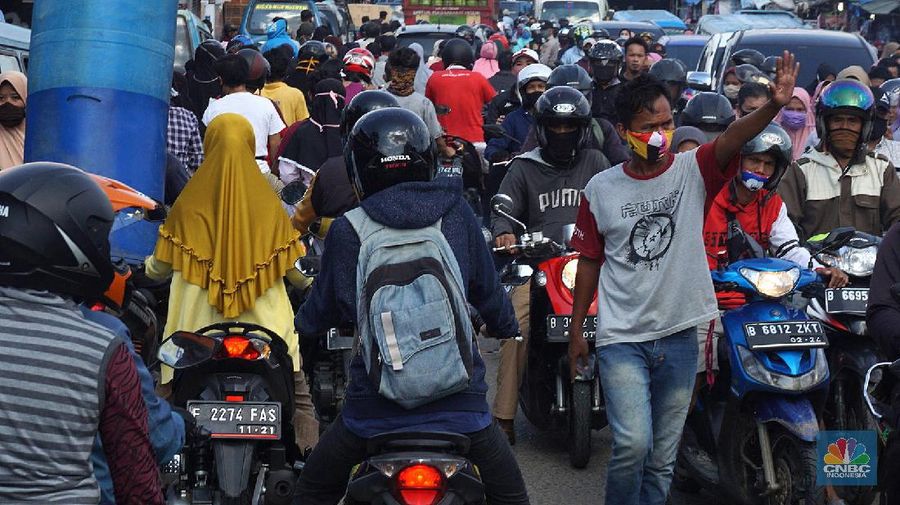 Keramaian Pasar Parung Saat PSBB (CNBC Indonesia/Muhammadd Sabki)