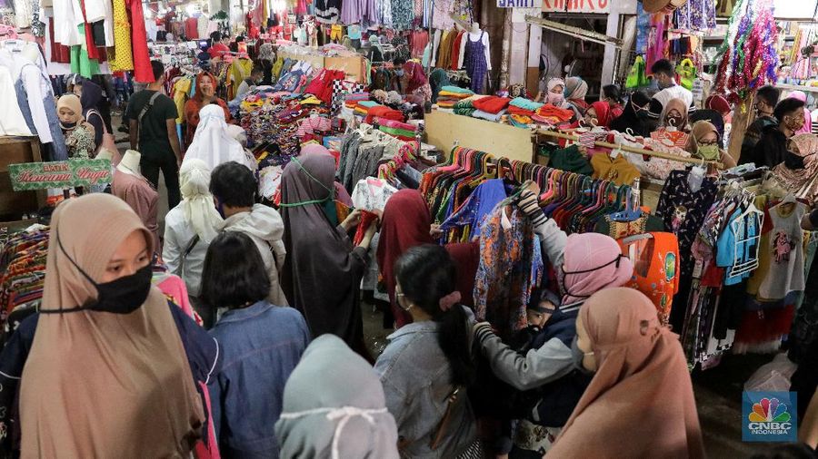 Warga berbelanja kebutuhan pangan di Pasar Kebayoran Lama, Jakarta, Rabu (20/5/2020). Warga mulai ramai berbelanja langsung di sejumlah pasar tradisional menambah stok kebutuhan pangan jelang Lebaran. Pemerintah Provinsi DKI Jakarta kembali memperpanjang penerapan pembatasan sosial berskala besar ( PSBB) hingga 4 Juni 2020 untuk mengontrol penyebaran Covid-19. (²©²ÊÍøÕ¾/ Andrean Kristianto)