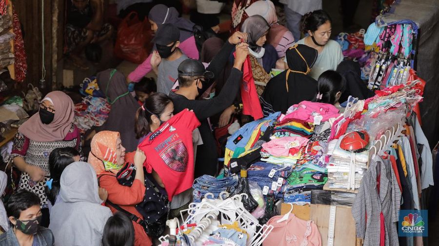 Warga berbelanja kebutuhan pangan di Pasar Kebayoran Lama, Jakarta, Rabu (20/5/2020). Warga mulai ramai berbelanja langsung di sejumlah pasar tradisional menambah stok kebutuhan pangan jelang Lebaran. Pemerintah Provinsi DKI Jakarta kembali memperpanjang penerapan pembatasan sosial berskala besar ( PSBB) hingga 4 Juni 2020 untuk mengontrol penyebaran Covid-19.  (CNBC Indonesia/ Andrean Kristianto)