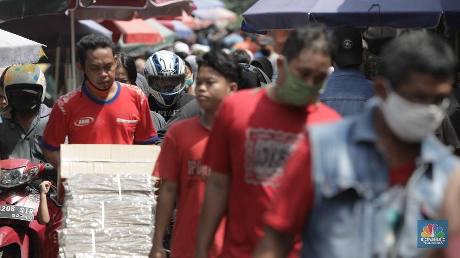 Warga berbelanja kebutuhan pangan di Pasar Kebayoran Lama, Jakarta, Rabu (20/5/2020). Warga mulai ramai berbelanja langsung di sejumlah pasar tradisional menambah stok kebutuhan pangan jelang Lebaran. Pemerintah Provinsi DKI Jakarta kembali memperpanjang penerapan pembatasan sosial berskala besar ( PSBB) hingga 4 Juni 2020 untuk mengontrol penyebaran Covid-19.  (CNBC Indonesia/ Andrean Kristianto)