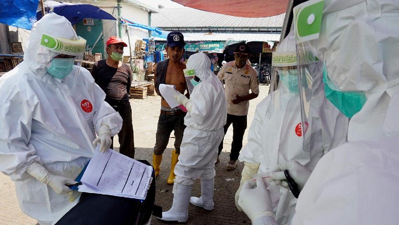 Tidak Pakai Masker, Pedagang di Pasar Langsung di Swab Test (վ/Muhammad Sabki)