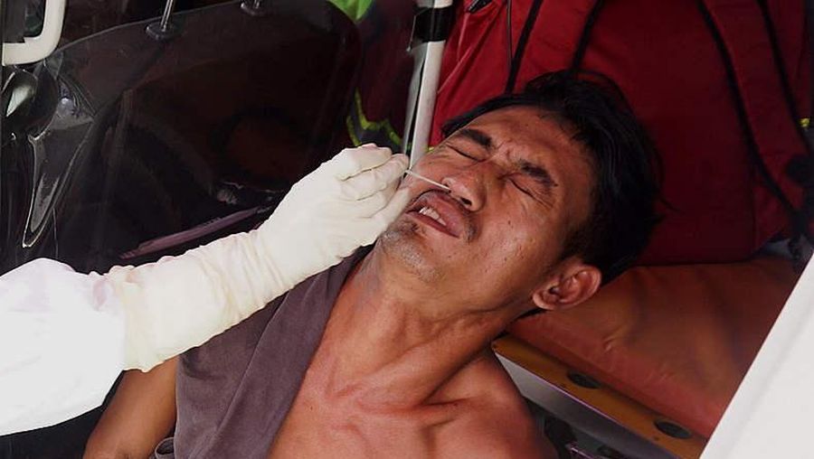 Tidak Pakai Masker, Pedagang di Pasar Langsung di Swab Test (վ/Muhammad Sabki)