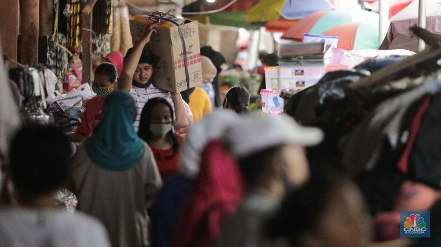Warga berbelanja kebutuhan pangan di Pasar Kebayoran Lama, Jakarta, Rabu (20/5/2020). Warga mulai ramai berbelanja langsung di sejumlah pasar tradisional menambah stok kebutuhan pangan jelang Lebaran. Pemerintah Provinsi DKI Jakarta kembali memperpanjang penerapan pembatasan sosial berskala besar ( PSBB) hingga 4 Juni 2020 untuk mengontrol penyebaran Covid-19.  (CNBC Indonesia/ Andrean Kristianto)