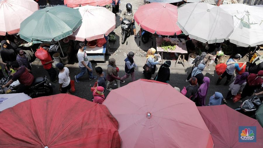 Warga berbelanja kebutuhan pangan di Pasar Kebayoran Lama, Jakarta, Rabu (20/5/2020). Warga mulai ramai berbelanja langsung di sejumlah pasar tradisional menambah stok kebutuhan pangan jelang Lebaran. Pemerintah Provinsi DKI Jakarta kembali memperpanjang penerapan pembatasan sosial berskala besar ( PSBB) hingga 4 Juni 2020 untuk mengontrol penyebaran Covid-19.  (CNBC Indonesia/ Andrean Kristianto)