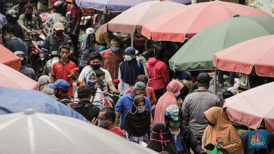 Warga berbelanja kebutuhan pangan di Pasar Kebayoran Lama, Jakarta, Rabu (20/5/2020). Warga mulai ramai berbelanja langsung di sejumlah pasar tradisional menambah stok kebutuhan pangan jelang Lebaran. Pemerintah Provinsi DKI Jakarta kembali memperpanjang penerapan pembatasan sosial berskala besar ( PSBB) hingga 4 Juni 2020 untuk mengontrol penyebaran Covid-19.  (CNBC Indonesia/ Andrean Kristianto)