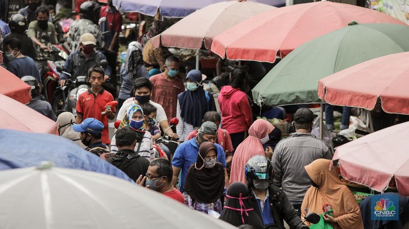 Warga berbelanja kebutuhan pangan di Pasar Kebayoran Lama, Jakarta, Rabu (20/5/2020). Warga mulai ramai berbelanja langsung di sejumlah pasar tradisional menambah stok kebutuhan pangan jelang Lebaran. Pemerintah Provinsi DKI Jakarta kembali memperpanjang penerapan pembatasan sosial berskala besar ( PSBB) hingga 4 Juni 2020 untuk mengontrol penyebaran Covid-19.  (CNBC Indonesia/ Andrean Kristianto)