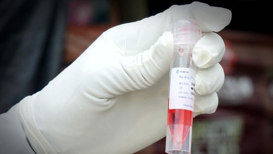 Tidak Pakai Masker, Pedagang di Pasar Langsung di Swab Test (CNBC Indonesia/Muhammad Sabki)