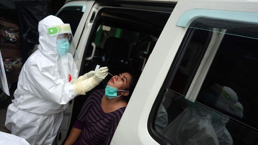 Tidak Pakai Masker, Pedagang di Pasar Langsung di Swab Test (վ/Muhammad Sabki)