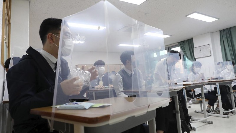 Korea Selatan membuka kembali kegiatan belajar ditengah pandemi COVID-19.  (AP Photo/Ahn Young-joon)