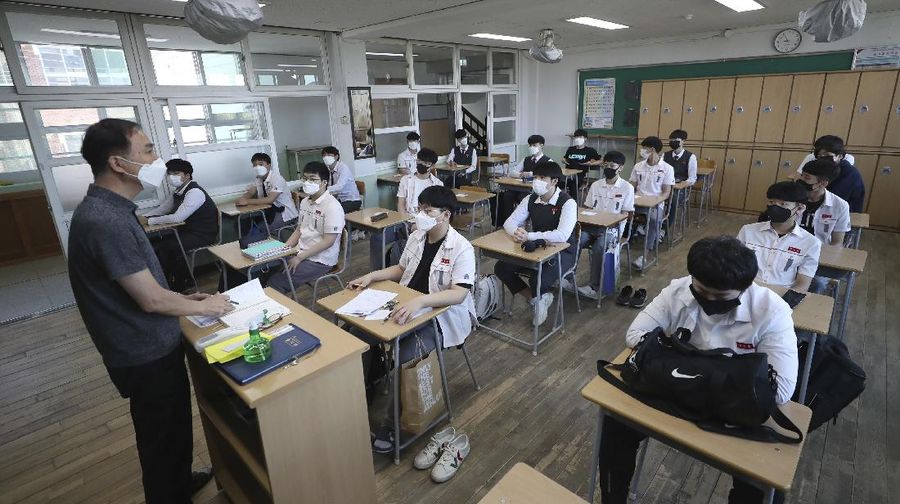 Korea Selatan membuka kembali kegiatan belajar ditengah pandemi COVID-19.  (AP Photo/Ahn Young-joon)