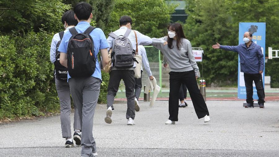 Korea Selatan membuka kembali kegiatan belajar ditengah pandemi COVID-19.  (AP Photo/Ahn Young-joon)