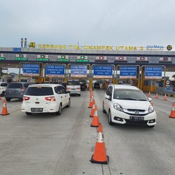 Waduh! 300.000 Lebih Mobil Cabut Via Tol Cikampek, Mudik?