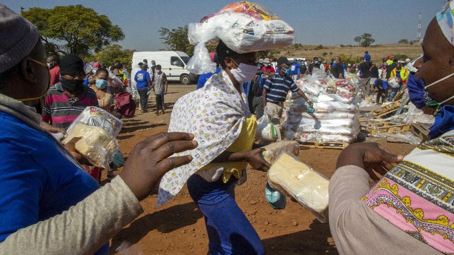Masyarakat Afrika Selatan antre sembako. AP/Themba Hadebe
