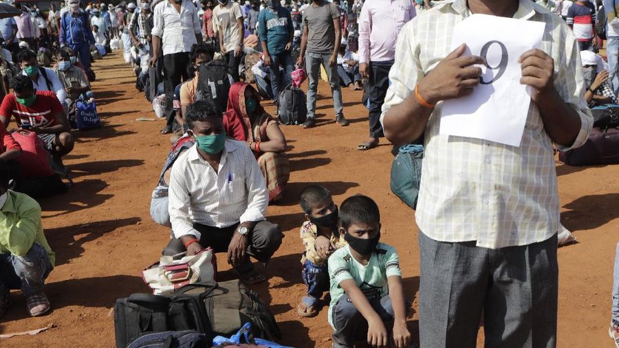 Ribuan buruh Migran India rela antre panjang demi bisa mudik. AP/Rajanish Kakade