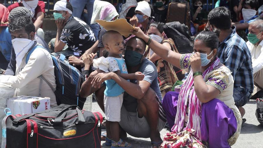 Ribuan buruh Migran India rela antre panjang demi bisa mudik. AP/Rajanish Kakade