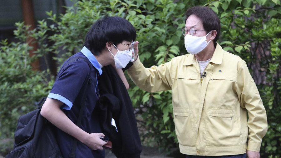 Korea Selatan membuka kembali kegiatan belajar ditengah pandemi COVID-19.  (AP Photo/Ahn Young-joon)