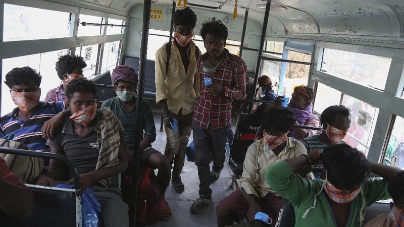 Ribuan buruh Migran India rela antre panjang demi bisa mudik. AP/Rajanish Kakade