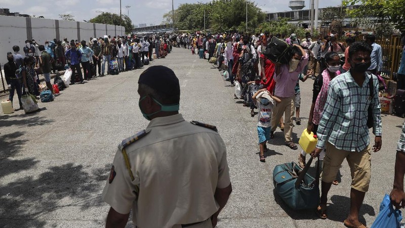 Ribuan buruh Migran India rela antre panjang demi bisa mudik. AP/Rajanish Kakade