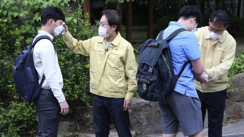 Korea Selatan membuka kembali kegiatan belajar ditengah pandemi COVID-19.  (AP Photo/Ahn Young-joon)