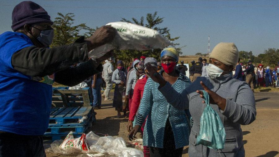 Masyarakat Afrika Selatan antre sembako. AP/Themba Hadebe