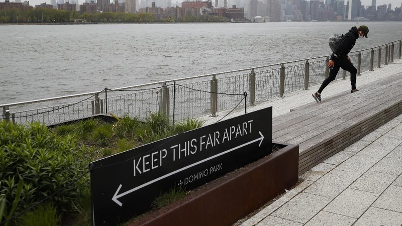 Jaga jarak saat berjemur di taman New York. AP/Kathy Willens