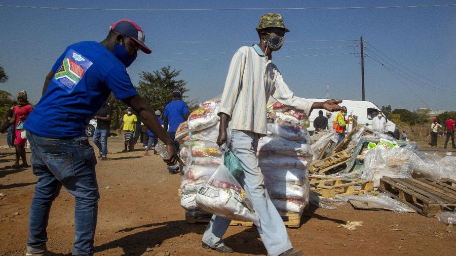 Masyarakat Afrika Selatan antre sembako. AP/Themba Hadebe