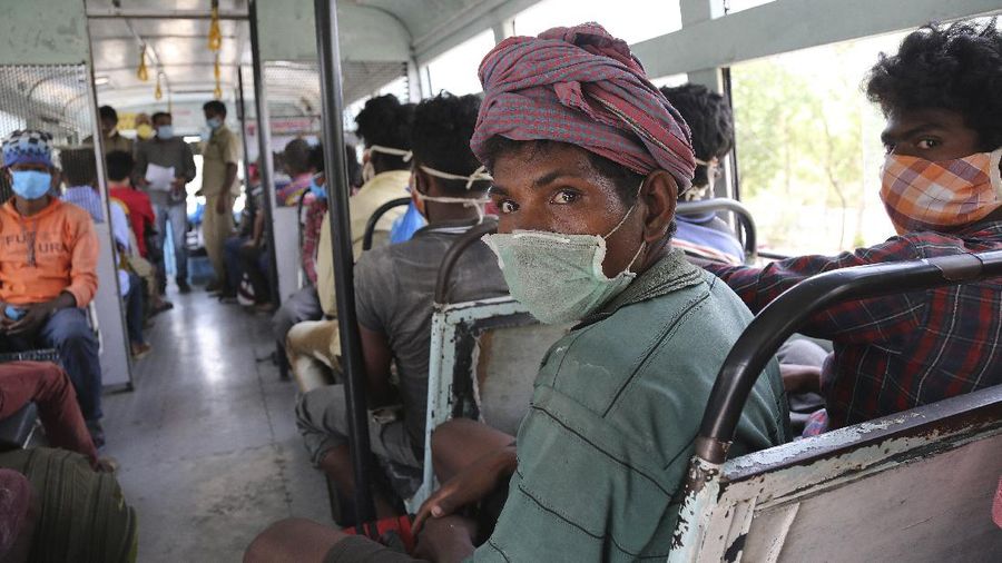 Ribuan buruh Migran India rela antre panjang demi bisa mudik. AP/Rajanish Kakade