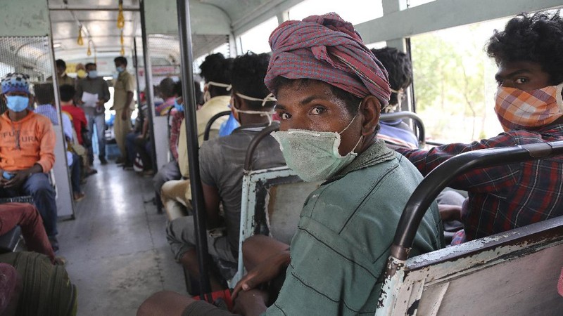Ribuan buruh Migran India rela antre panjang demi bisa mudik. AP/Rajanish Kakade