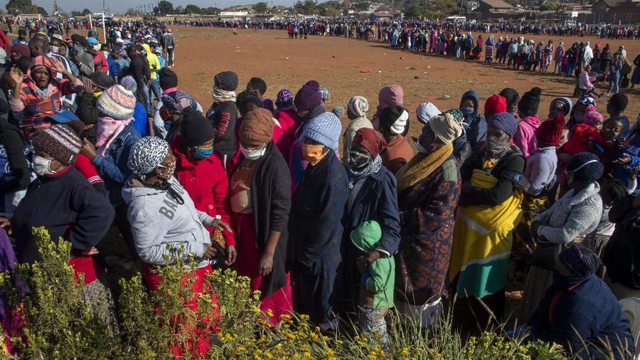 Masyarakat Afrika Selatan antre sembako. AP/Themba Hadebe