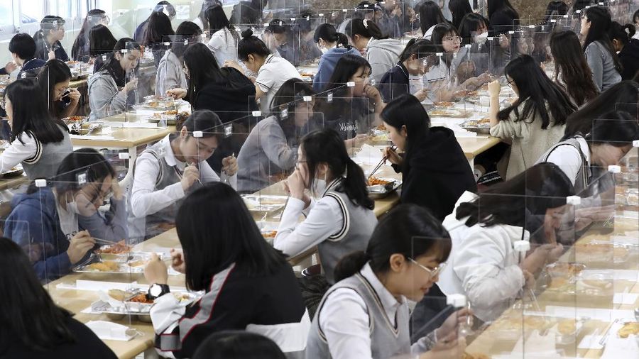 Korea Selatan membuka kembali kegiatan belajar ditengah pandemi COVID-19. AP/Kim Jun-beom