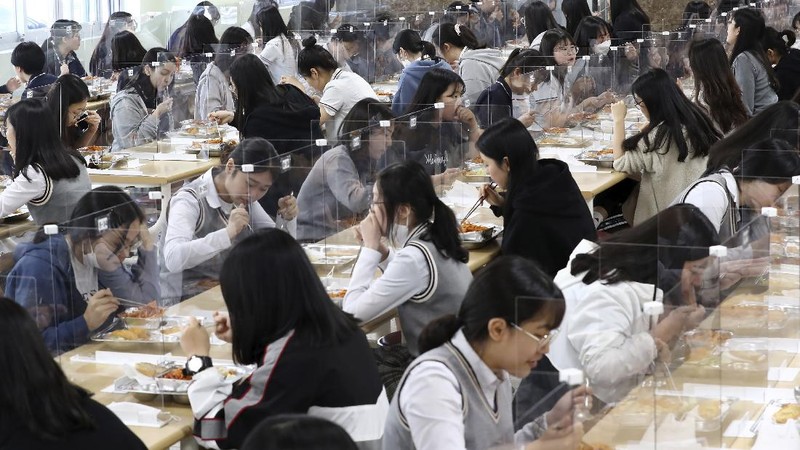 Korea Selatan membuka kembali kegiatan belajar ditengah pandemi COVID-19.  (AP Photo/Ahn Young-joon)