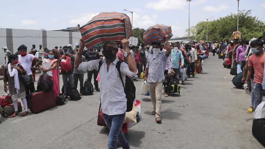 Ribuan buruh Migran India rela antre panjang demi bisa mudik. AP/Rajanish Kakade