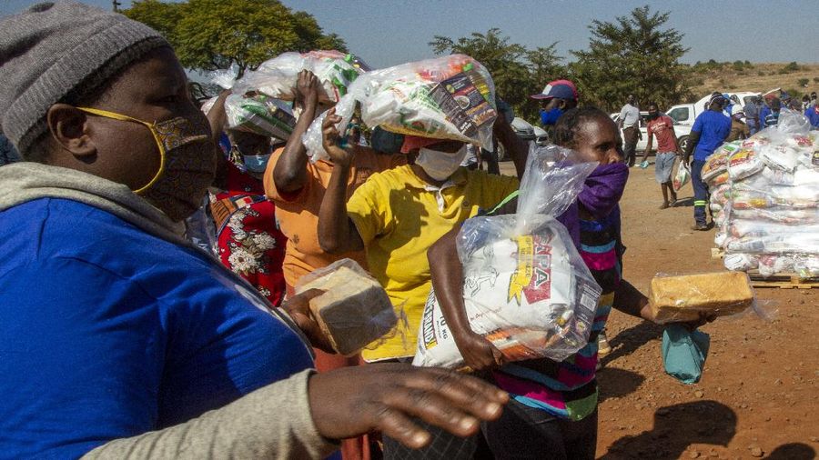 Masyarakat Afrika Selatan antre sembako. AP/Themba Hadebe